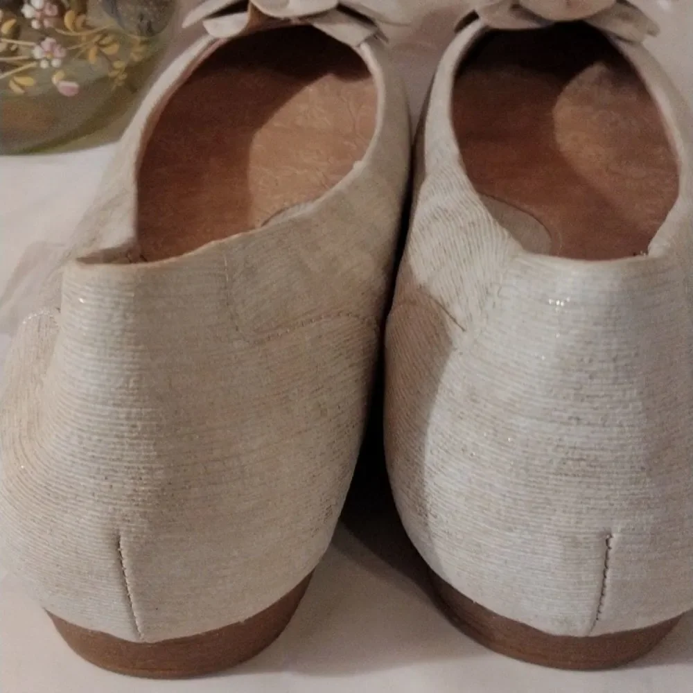 NWOT b.o.c. Fabric Flats With Flower
